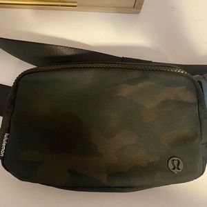 Lululemon Heritage Camo Jacquard Dark olive Sargent green barley bag